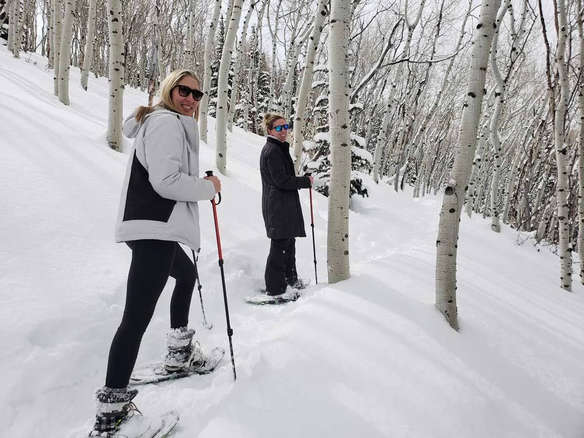 Women snowshoeing park city aspens 1